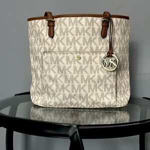 Michael Kors Jet Set Md Snap Pocket Tote. Vanilla/Acorn with gold tone hardware.